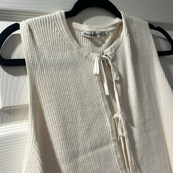 Cream Sleeveless Abercrombie and Fitch Tie-Front Top - Picture 3 of 4